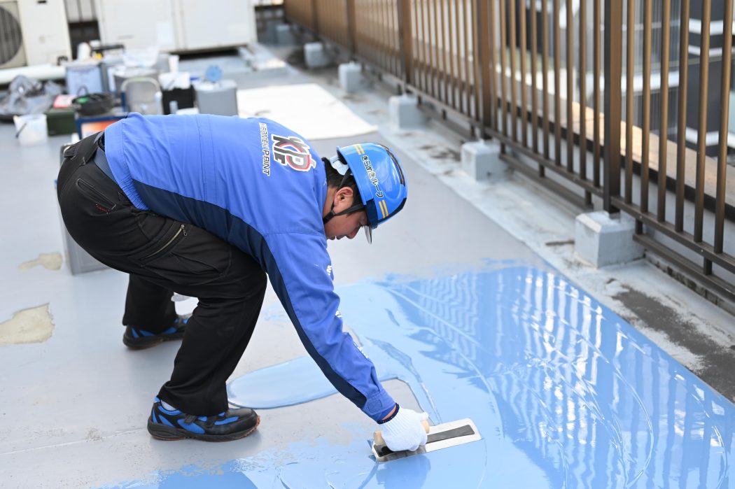 防水工事をしている様子