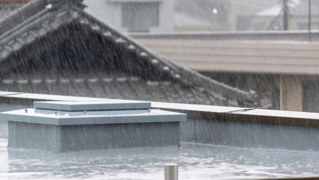 屋上 大雨